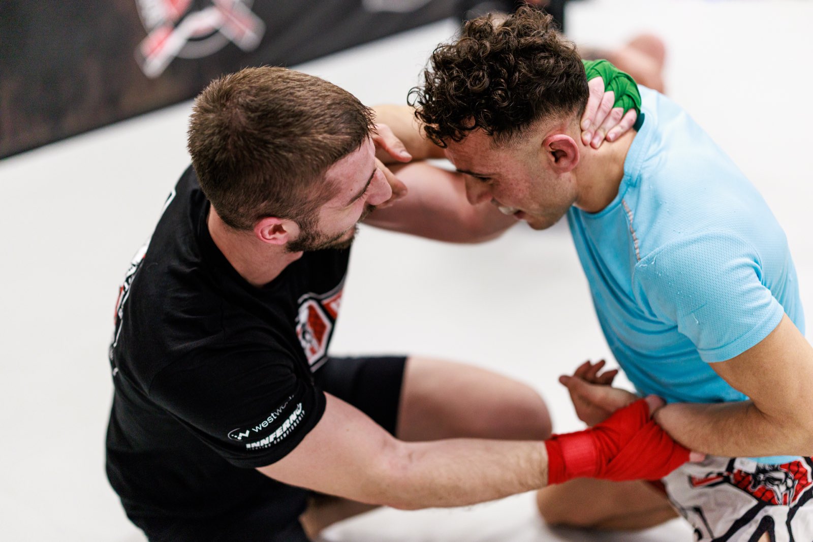 MMA Ringen mit Clinch und Kontrolle auf der Matte