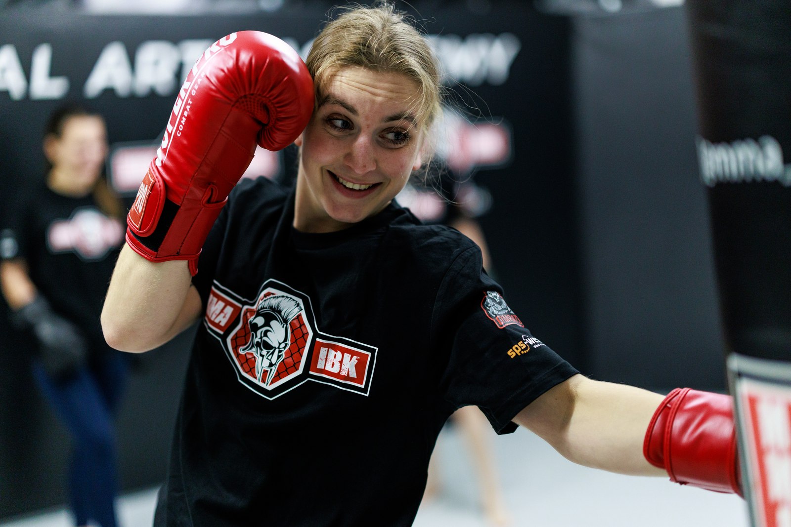 Erwachsene Athletin beim Fitness-Boxen mit Handbandagen