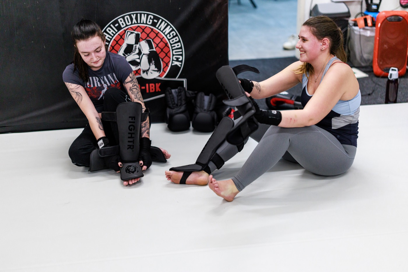Kick Thai Boxen Early Bird mit Ausrüstung und konzentrierter Trainingsvorbereitung